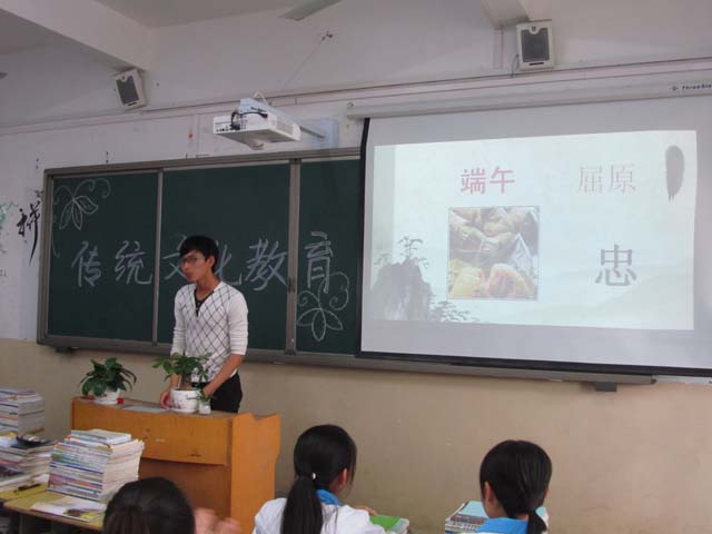 新安中学高二12传统文化教育主题班会01.JPG