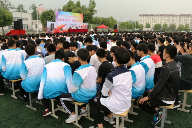 六安新安中学2019年春学期期中总结表彰暨励志教育报告会02.JPG