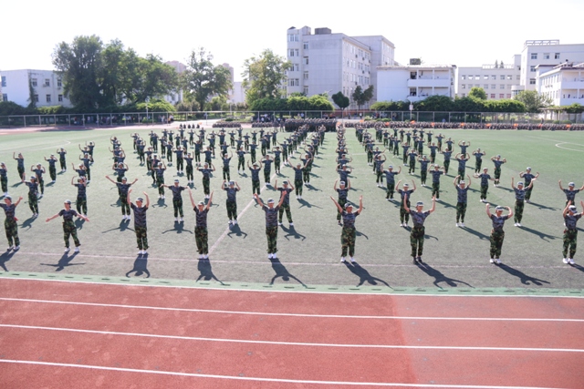 新安中学2019年高一新生军训总结与汇报表演07.JPG