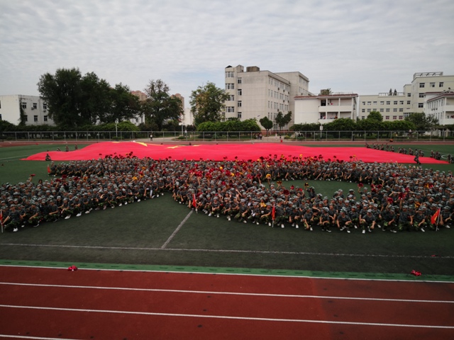 新安中学2019年高一新生军训总结与汇报表演010.jpg