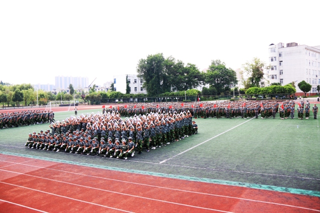 新安中学隆重举行2020级高一新生军训汇报表演 (2).JPG