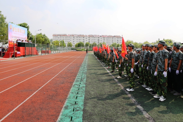 新安中学隆重举行2020级高一新生军训汇报表演 (7).JPG