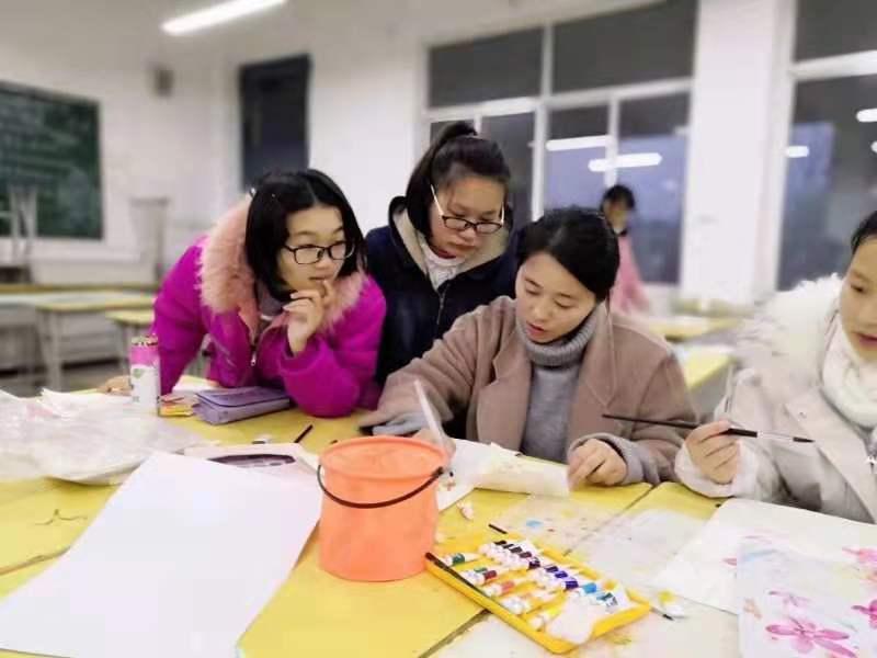 潘艳辅导学生照片.jpg 潘艳辅导学生照片.jpg