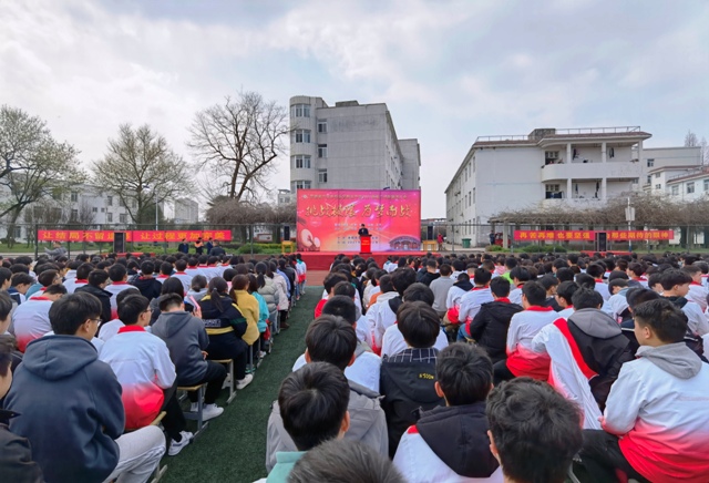 新安中学举行高三励志报告会02.jpg 新安中学举行高三励志报告会02.jpg